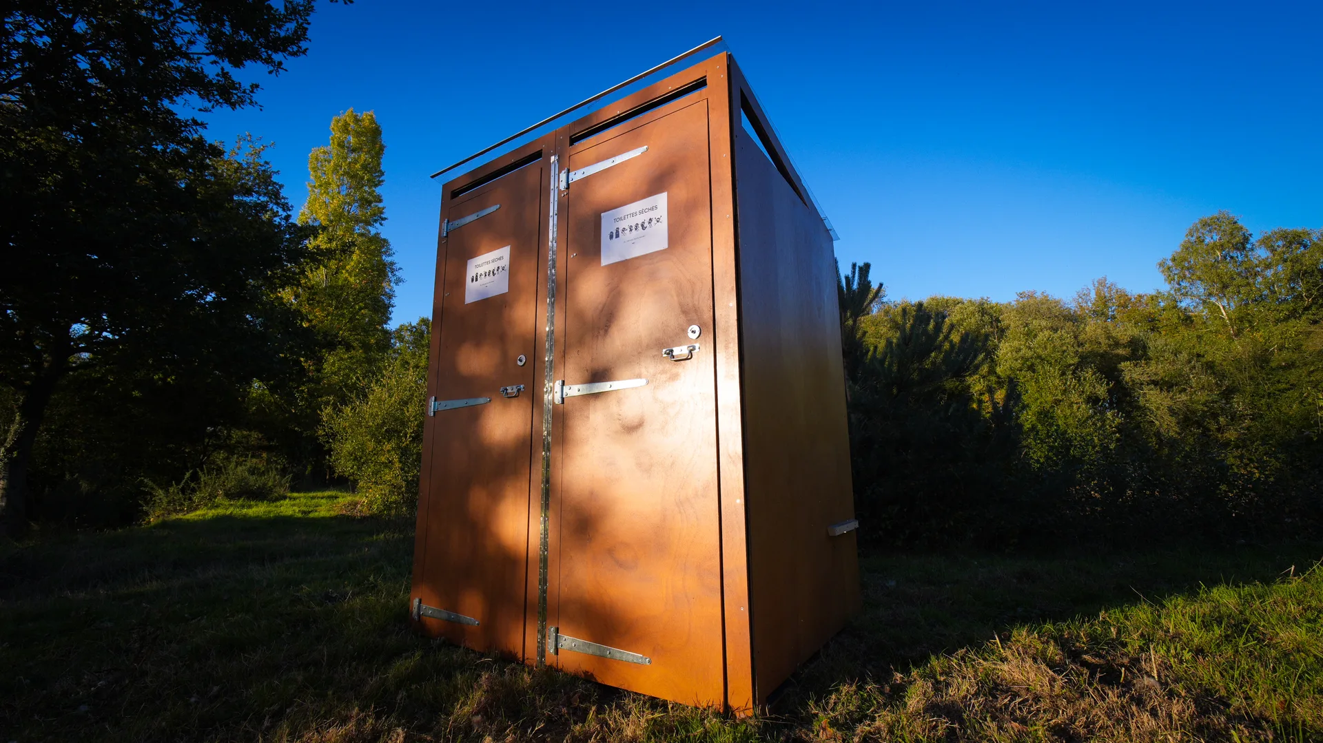 Bloc duo de toilettes sèches installé pour un événement